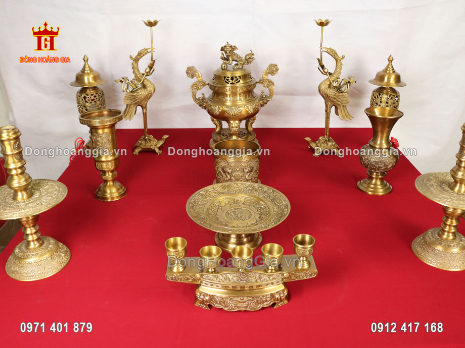 Bộ đồ thờ đồng vàng thau có độ bền cao, gia chủ an tâm khi sử dụng lâu dài